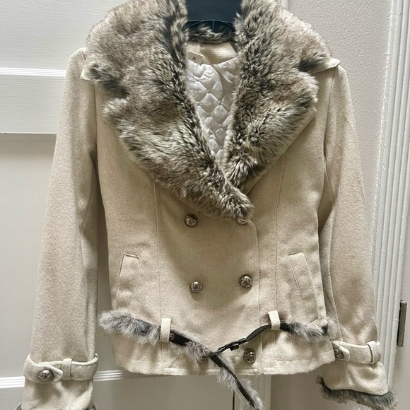 Cream Double-Breasted Women's Peacoat with Faux Fur Collar Scarf and Belt - Picture 4 of 8